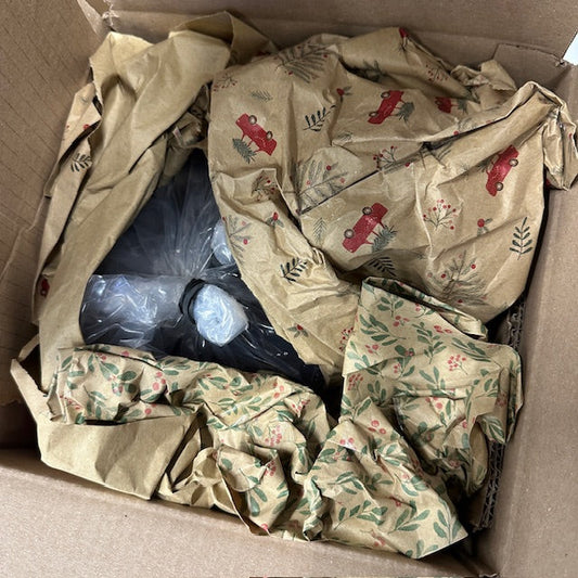 Bei gemäßigten Temperaturen nutzen wir Altpapier um deine Tiere zu schützen. Über das Jahr kann dazu auch Geschenkpapier oder unterschiedliche Arten von Verpackungspapier verwendet werden, das wir selber oder unsere Nachbarn zugeschickt bekommen haben.