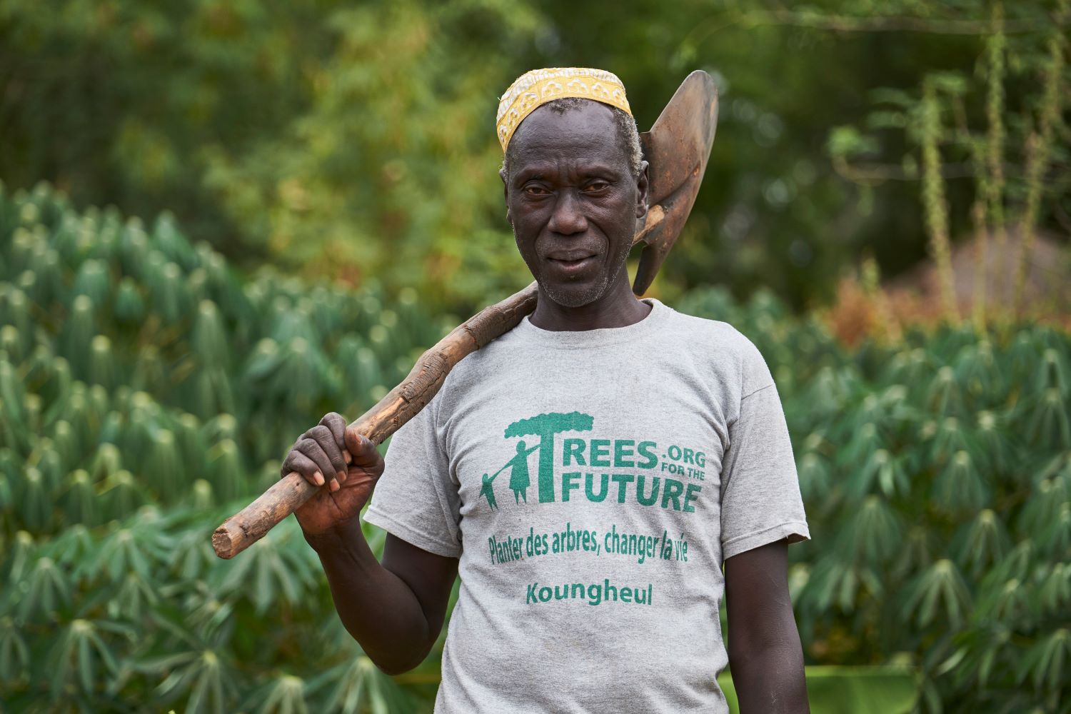 Bäume zu pflanzen bedeutet harte Arbeit. Die Veränderung ihres Landes in fruchtbare Waldgärten verändert jedoch nachhaltig die Leben vieler Menschen und Gemeinschaften.